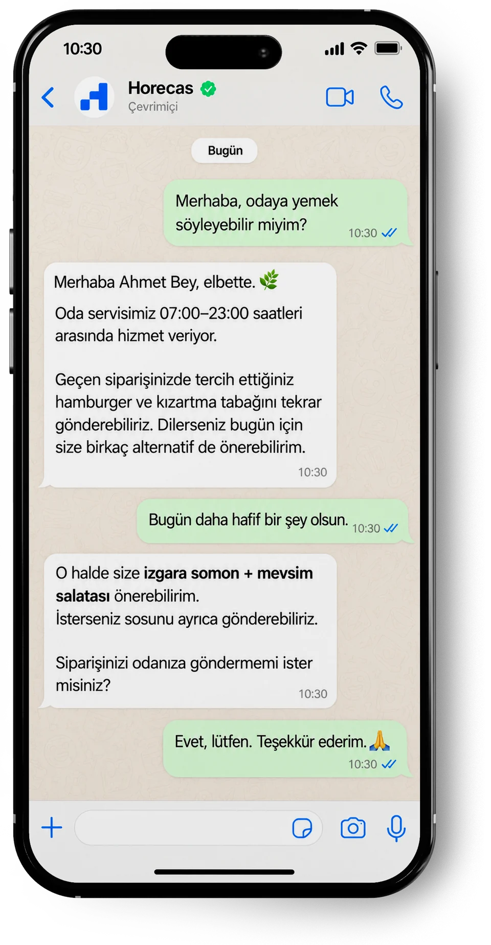 Temsili WhatsApp konuşması, Horecas hattı: misafir odaya yemek söyleyip söyleyemeyeceğini soruyor. Yanıtta oda servisinin 07:00–23:00 arasında hizmet verdiği söyleniyor ve önceki siparişi hatırlatılıyor. Misafir daha hafif bir şey isteyince ızgara somon ve mevsim salatası öneriliyor; misafir siparişi onaylıyor.